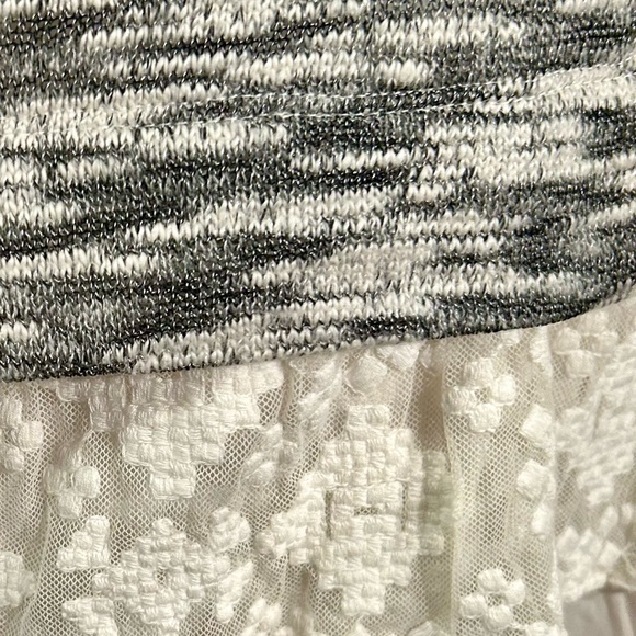 Karen Kane gray/black/white long sleeve top w/lace hem. size L Great condition! - Picture 4 of 6